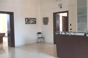 Ampio ufficio 5 camere e reception