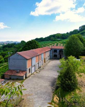 Rustico / Casale di 600 m² con più di 5 locali e b