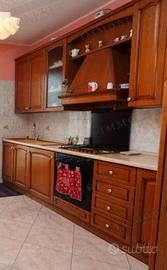 CUCINA LEGNO MASSELLO ROVERE CON CAPPA