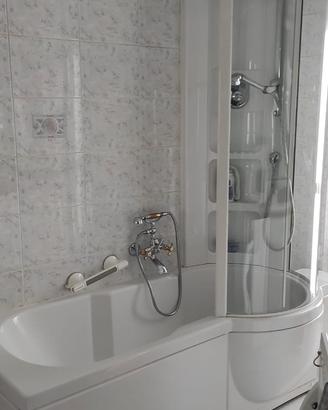 vasca da bagno combinata con box doccia 