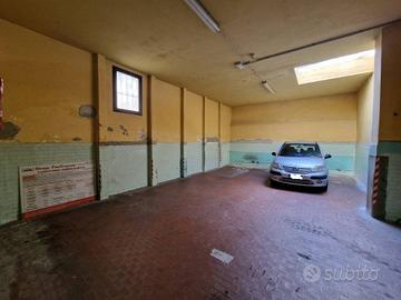 Box / Garage di 300 m² a Firenze