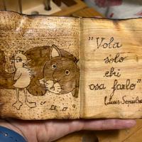 Libro in legno scolipto a mano