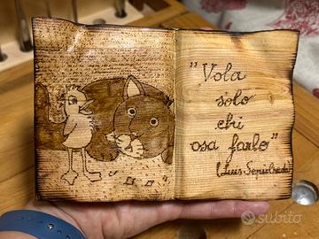 Libro in legno scolipto a mano