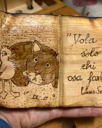 Libro in legno scolpito a mano