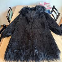 Cappotto da donna in pelliccia sintetica nero.