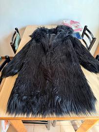 Cappotto da donna in pelliccia sintetica nero.