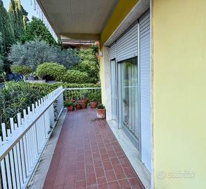 Appartamento con tre camere, terrazza e posti auto