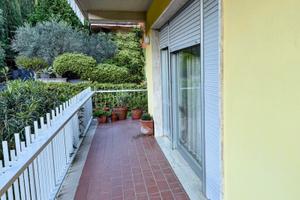 Appartamento con tre camere, terrazza e posti auto