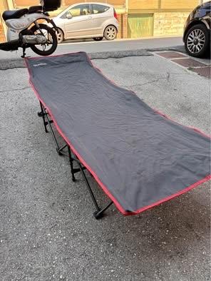 Lettini da campeggio con sacche di trasporto