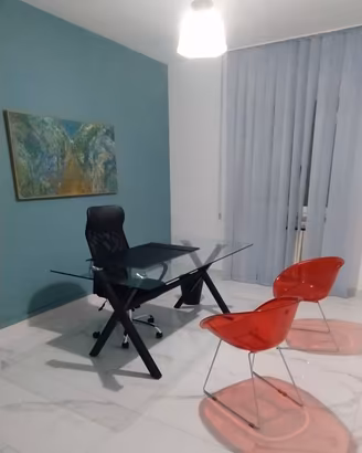Tavolo in cristallo con sedie