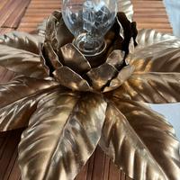 Lampada in ferro dorata a forma di fiore