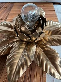 Lampada in ferro dorata a forma di fiore