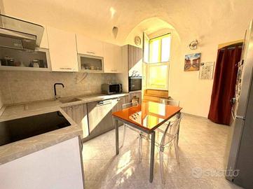 Appartamento di 100 m² con 5 locali e box auto a A