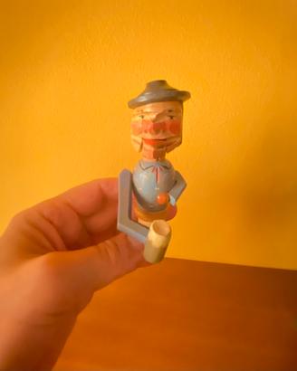 Tappo con ometto intagliato in legno
