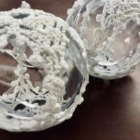 2 palline natalizie decorate all'uncinetto