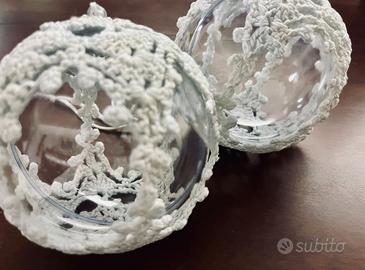 2 palline natalizie decorate all'uncinetto