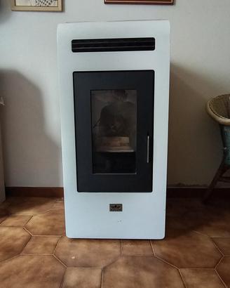 stufa a pellet 16.5 kW canalizzata 