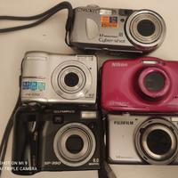 Cinque macchine fotografiche digitali