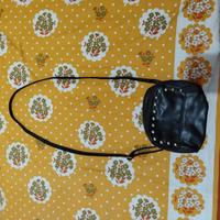 Borsetta nera con borchie
