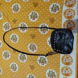 Borsetta nera con borchie
