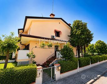 VILLETTA A SCHIERA DI TESTA CON GIARDINO E BOX A P
