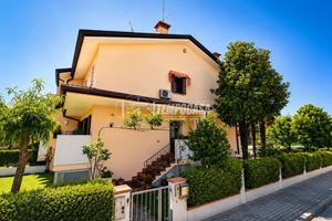VILLETTA A SCHIERA DI TESTA CON GIARDINO E BOX A P