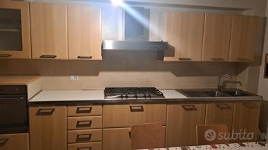 Cucina componibile+tavolo e 6 sedie