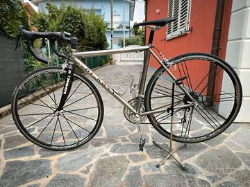 Bici de rosa in titanio