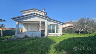 Villa di 180 m² con più di 5 locali e box auto a C