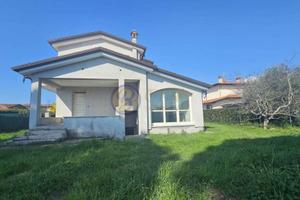 Villa di 180 m² con più di 5 locali e box auto a C