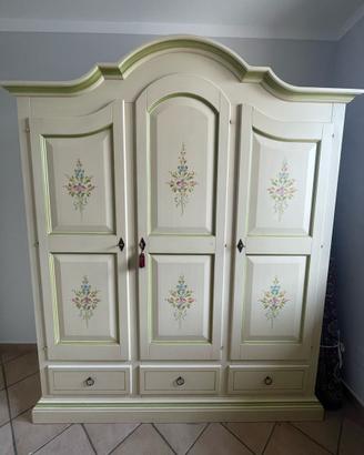 Armadio in stile Shabby + lampadario