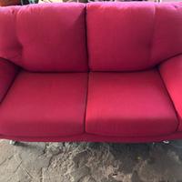 Divano rosso in tessuto