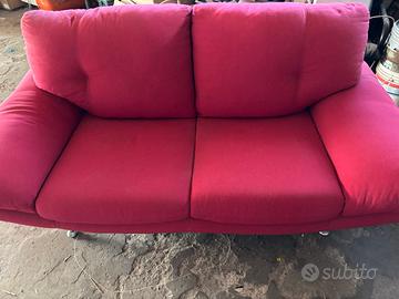 Divano rosso in tessuto