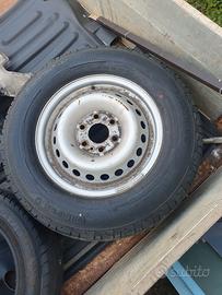 Cerchio con gomma 235 65 16c 