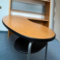 Libreria in legno con scrivania scorrevole