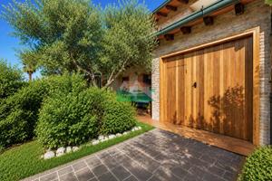 Villa di 210 m² con più di 5 locali e box auto a R