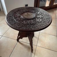 Tavolino di legno africano intarsiato
