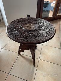 Tavolino di legno africano intarsiato
