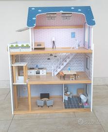 Casa delle bambole in legno