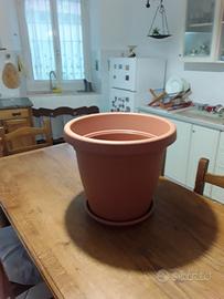 vaso grande nuovo con anche sottovaso