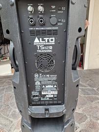 2 casse da 700 wat più e un mixer