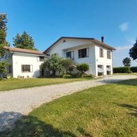 Bifamigliare con 3000 mq di giardino