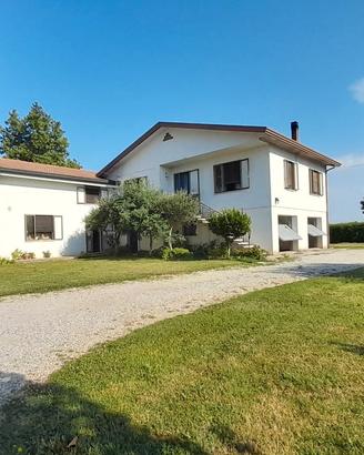 Bifamigliare con 3000 mq di giardino