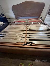 Letto matrimoniale con rete elettrica