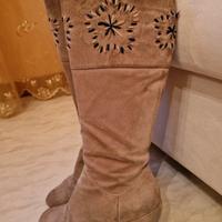 Stivali scamosciati con zeppa