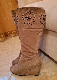 Stivali scamosciati con zeppa