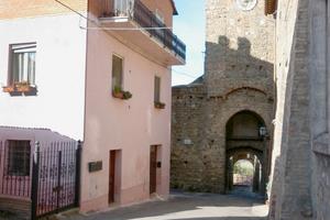 Intero stabile con giardino in borgo