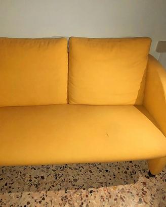 Divanot tavolo vetrina  frigo e tanto altro
