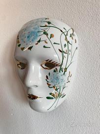 Coppia di maschere veneziane decorative in ceramic