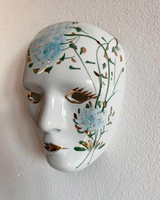 Coppia di maschere veneziane decorative in ceramic